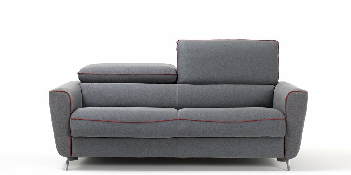 Canapé gris moderne avec un dossier asymétrique et des surpiqûres rouges, incarnant le mélange parfait de qualité et de style, sur fond blanc immaculé, idéal pour les intérieurs parisiens chics. Canape Paris by Atelier Bis