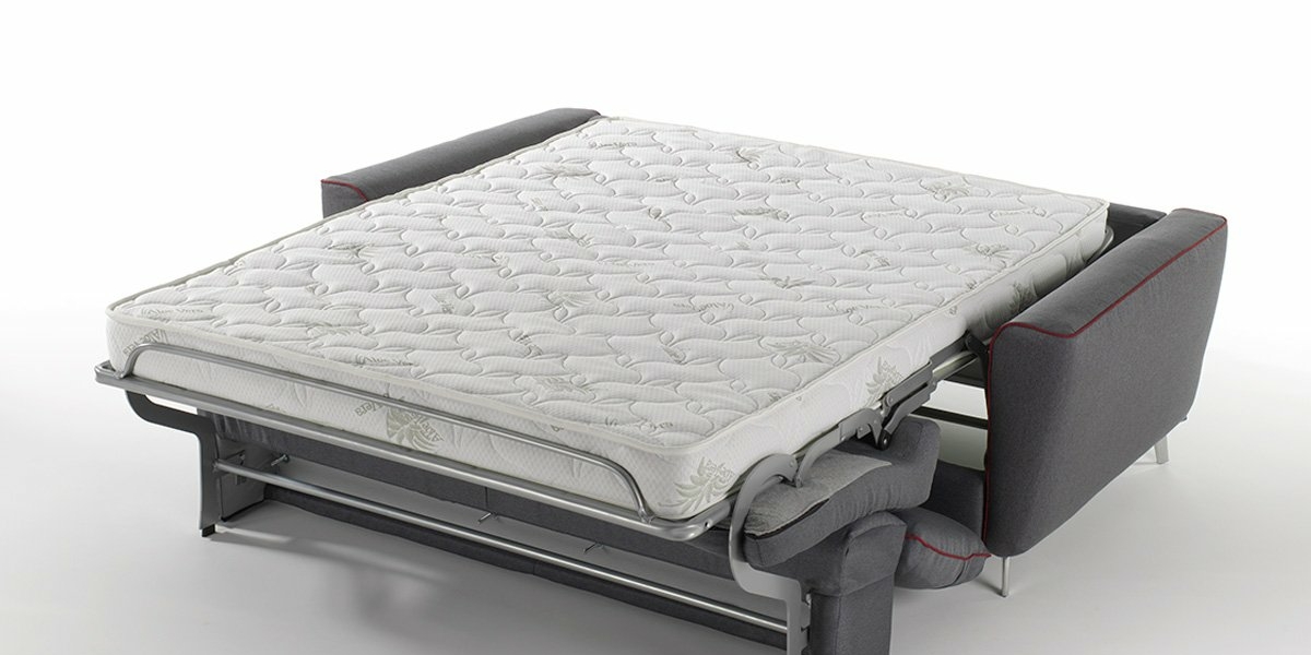 Le canapé-lit étendu en position de couchage à plat est doté d'un matelas blanc et de coussins gris, offrant à la fois style et qualité. Canape Paris by Atelier Bis