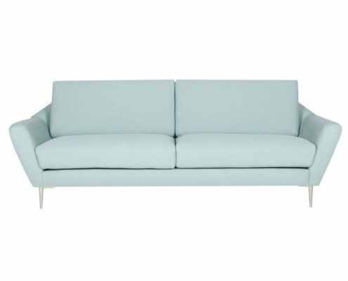 Canapé moderne bleu clair avec accoudoirs inclinés et pieds fins en métal, rappelant le chic parisien, sur fond blanc. Canape Paris by Atelier Bis