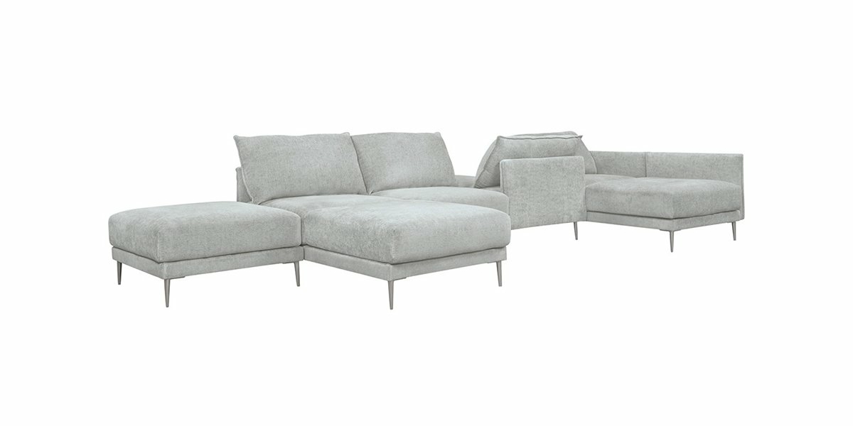 Découvrez le canapé sectionnel Canapé gris polyvalent avec plusieurs unités d'assise et des pieds en métal élégants, élégamment disposés en forme de L. Parfait pour tout showroom moderne, il apporte style et confort à votre espace sur un fond blanc immaculé. Canape Paris by Atelier Bis
