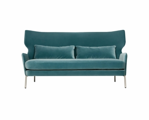 Un canapé bleu sarcelle moderne avec un design à oreilles et des pieds en métal, doté de deux coussins assortis, offre une qualité inégalée. Parfait pour tout showroom souhaitant impressionner par son charme élégant. Canape Paris by Atelier Bis