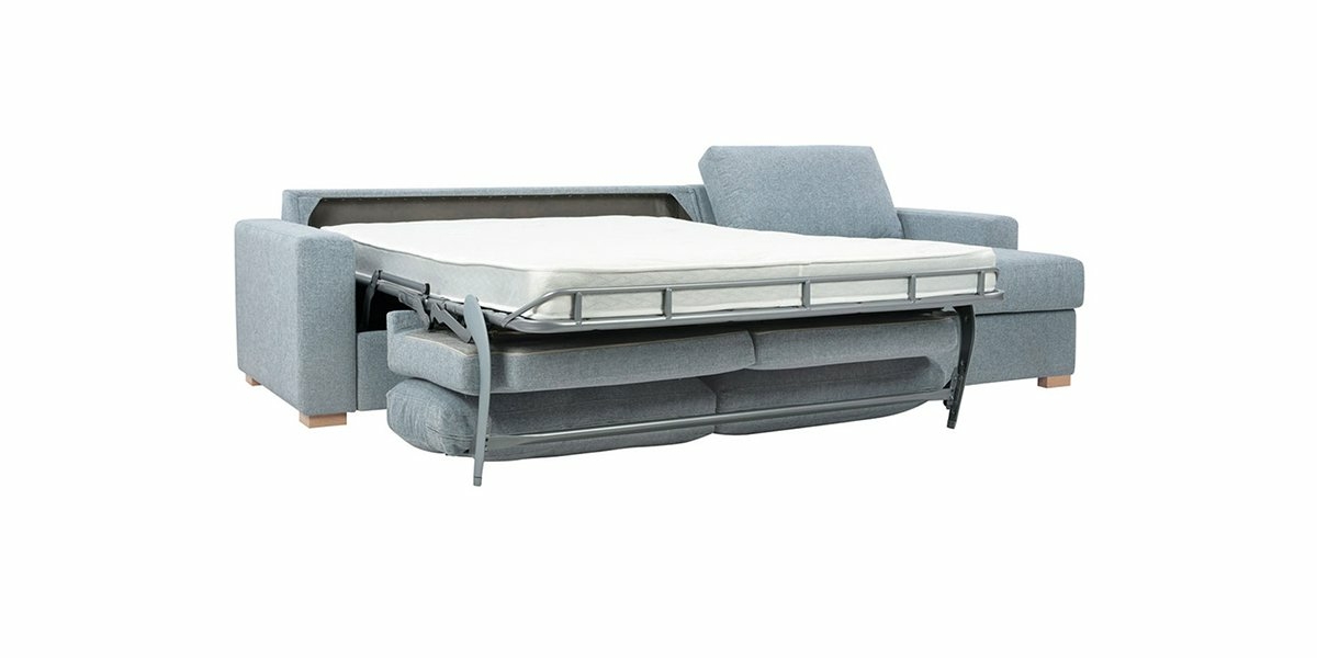 Le canapé en tissu gris se transforme sans effort, avec son matelas tiré sur des coussins pliés, sur fond blanc immaculé. Une pièce étonnante que l'on s'attend à trouver dans un showroom de créateur, mettant en valeur à la fois l'élégance et la qualité. Canape Paris by Atelier Bis