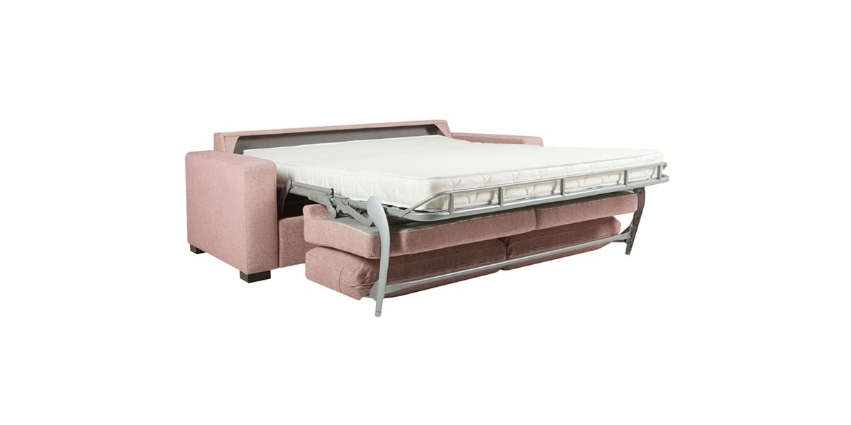 Dévoilant un élégant canapé rose qui se déplie sans effort dans un cadre en métal élégant avec un matelas blanc moelleux, sur fond blanc immaculé, rappelant l'élégance parisienne chic. Canape Paris by Atelier Bis