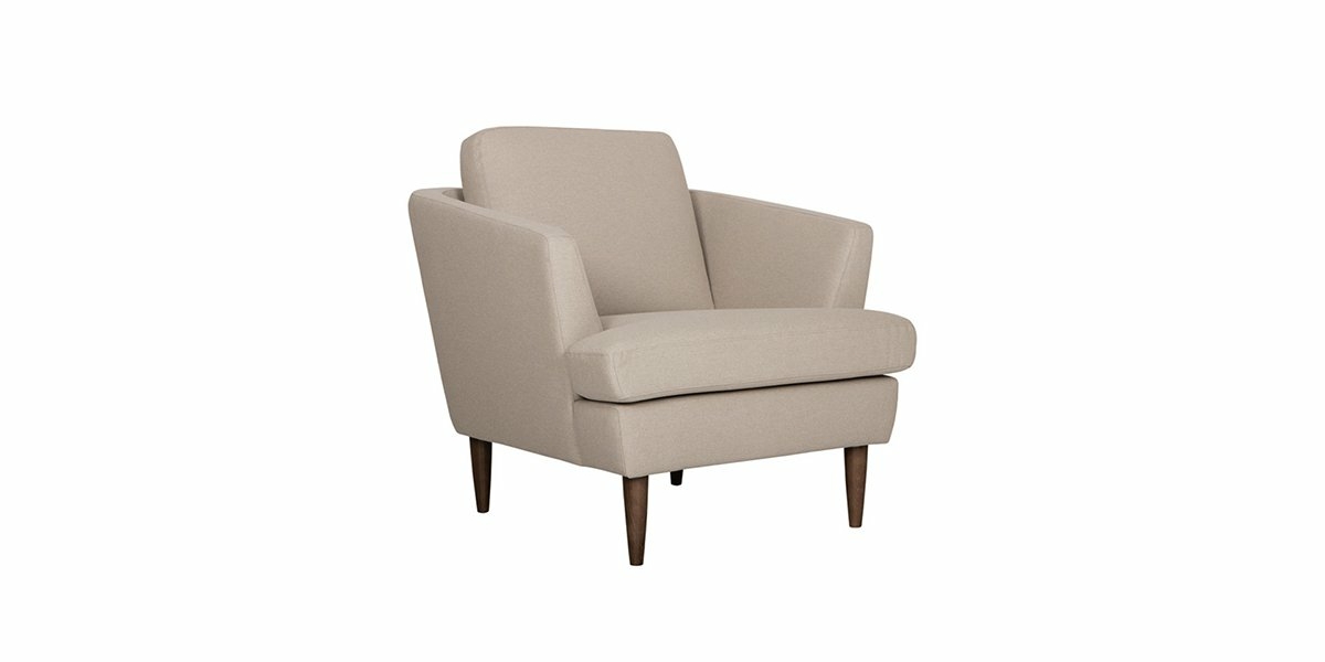 Fauteuil beige moderne avec dossier incliné et pieds en bois, sur fond de showroom blanc. Canape Paris by Atelier Bis