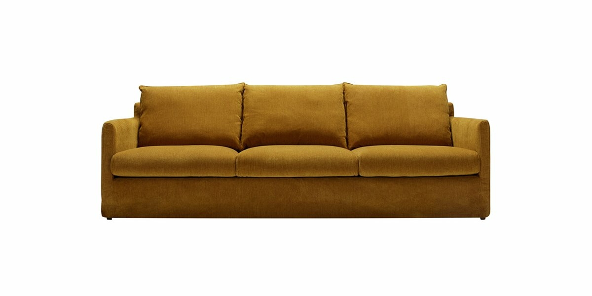 Canapé trois places jaune-brun avec dossier rembourré et design simple, mettant en valeur la qualité parisienne, isolé sur fond blanc. Canape Paris by Atelier Bis