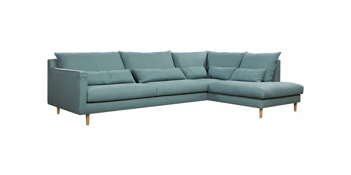 Canapé bleu sarcelle avec pieds en bois et coussins multiples, doté d'une chaise longue sur le côté droit, offrant un mélange exceptionnel de prix et de qualité. Canape Paris by Atelier Bis