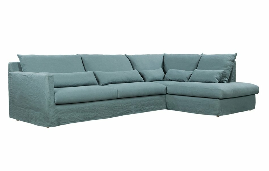 Canapé d'angle sectionnel bleu sarcelle avec coussins et une méridienne sur le côté droit, présentant une qualité exquise qui en fait une pièce maîtresse dans n'importe quelle salle d'exposition. Canape Paris by Atelier Bis