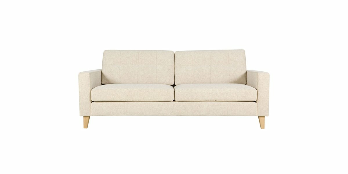 Canapé beige trois places avec pieds en bois clair, offrant une qualité exceptionnelle sur un fond blanc immaculé. Canape Paris by Atelier Bis