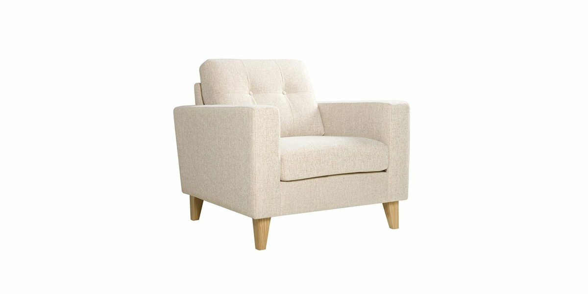 Le fauteuil rembourré beige avec pieds en bois offre un mélange parfait de qualité et de style, magnifiquement mis en valeur sur un fond blanc immaculé. Canape Paris by Atelier Bis