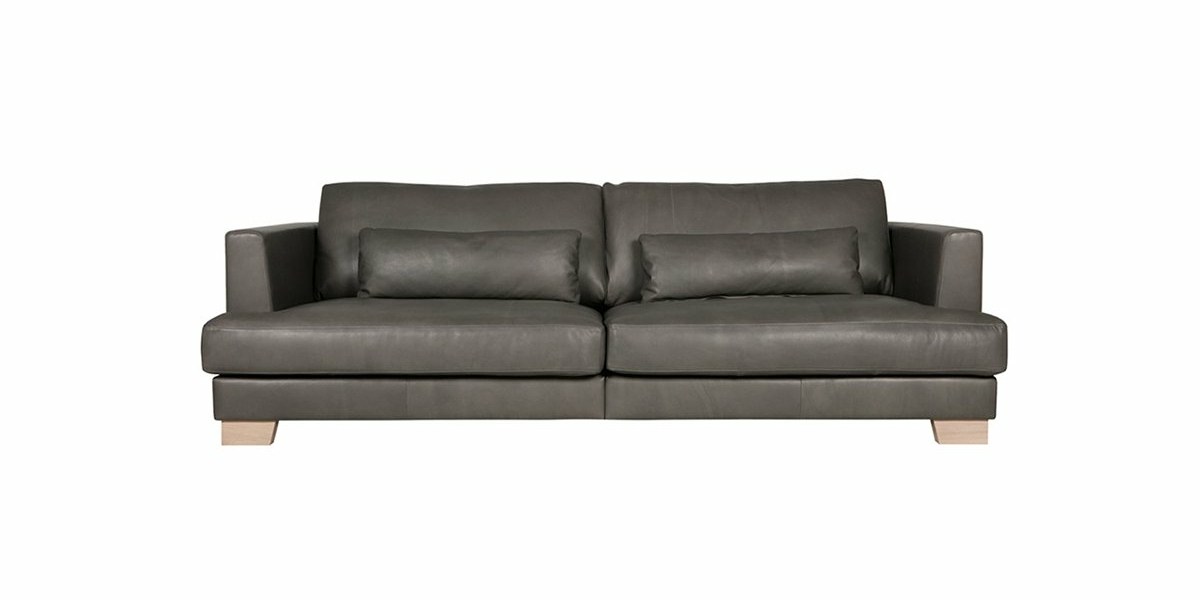 Canapé gris foncé, moderne, avec pieds en bois, doté de deux coussins d'assise et de deux coussins de dossier, reflétant la qualité inégalée de Paris. Canape Paris by Atelier Bis