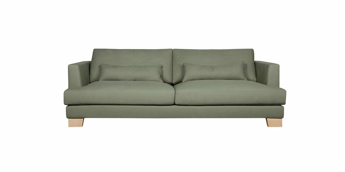 Canapé élégant doté d'un revêtement vert avec deux coussins moelleux et des pieds en bois robustes, parfait pour n'importe quel décor. Canape Paris by Atelier Bis