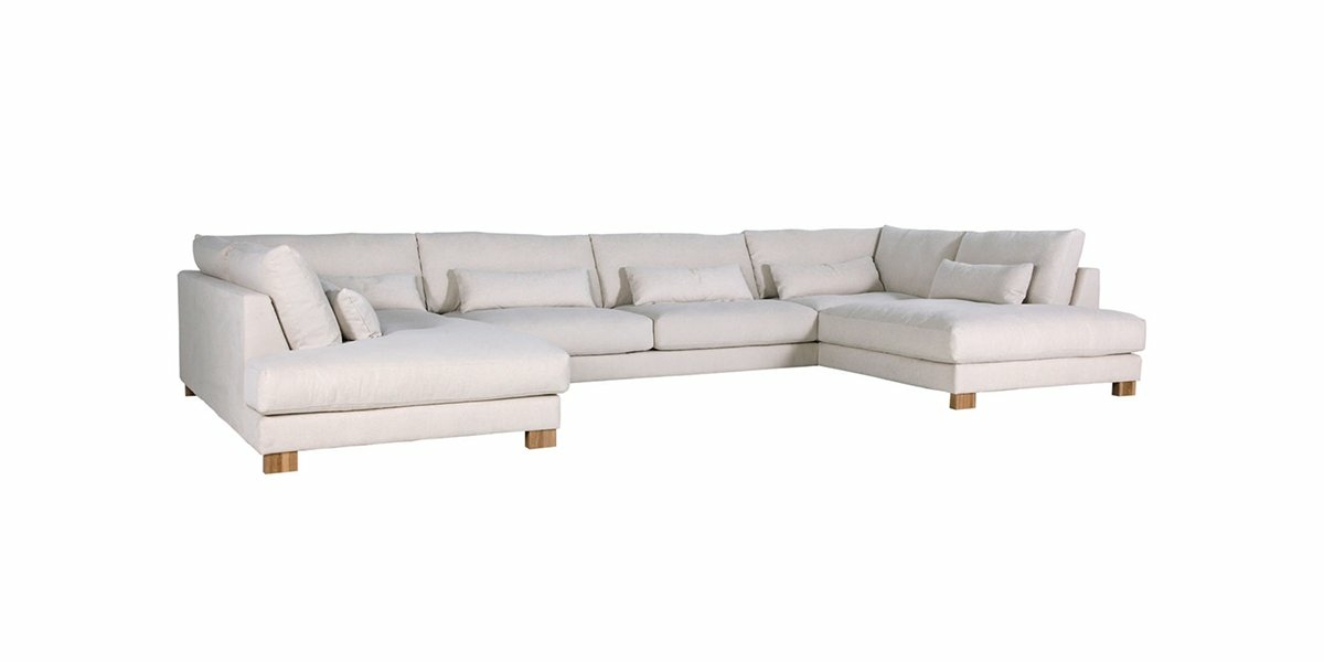 Élégant et spacieux, ce canapé sectionnel beige aux pieds en bois est doté de coussins moelleux au design en L, ce qui en fait une pièce de résistance inspirée de l'artisanat de qualité parisienne. Canape Paris by Atelier Bis