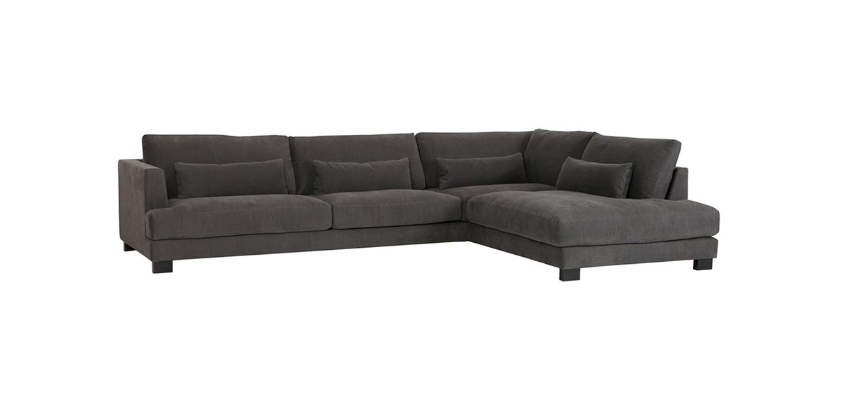 Canapé sectionnel gris foncé avec plusieurs coussins sur fond blanc, offrant une qualité exceptionnelle et un style rappelant l'élégance parisienne. Canape Paris by Atelier Bis