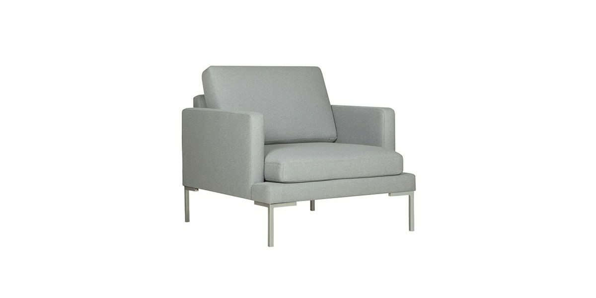 Fauteuil gris moderne au design minimaliste et pieds en métal, parfait pour tout showroom d'inspiration parisienne. Canape Paris by Atelier Bis