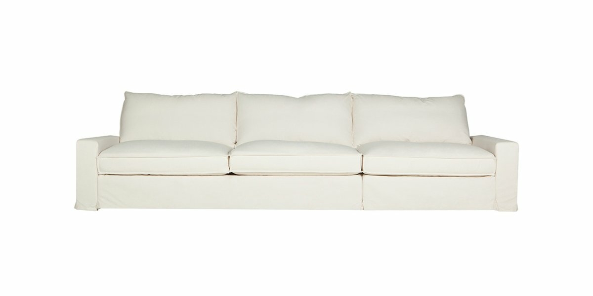 Un canapé blanc trois places avec des coussins amovibles et un design minimaliste, parfait pour les appartements parisiens. Canape Paris by Atelier Bis