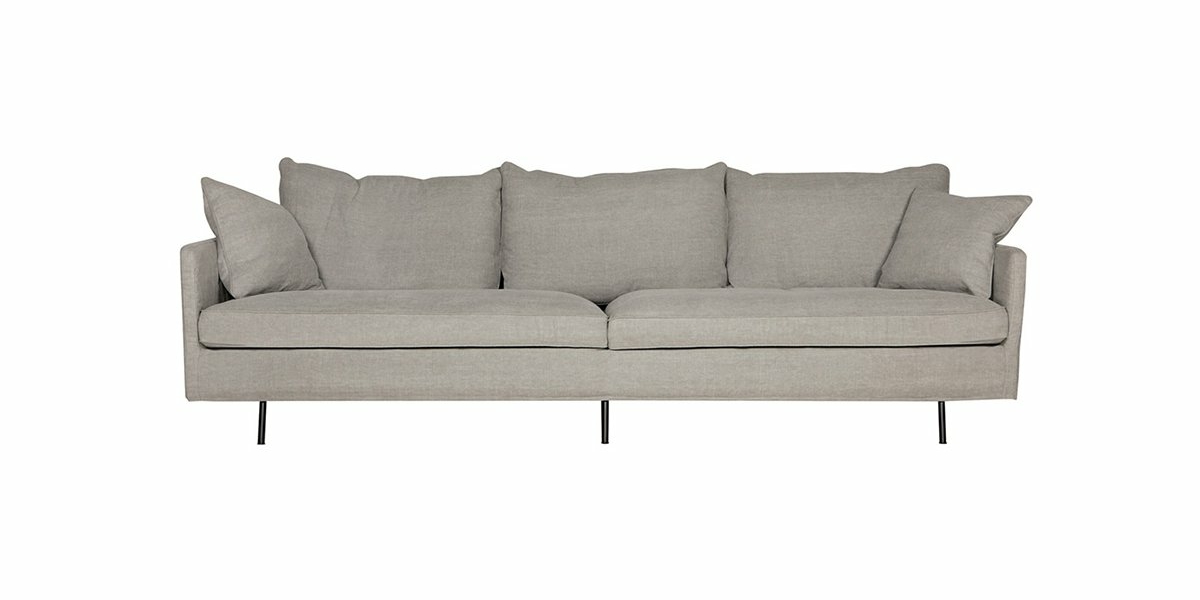 Un canapé beige à trois places avec des pieds noirs et des coussins moelleux sur fond blanc, mettant en valeur une qualité exceptionnelle. Canape Paris by Atelier Bis