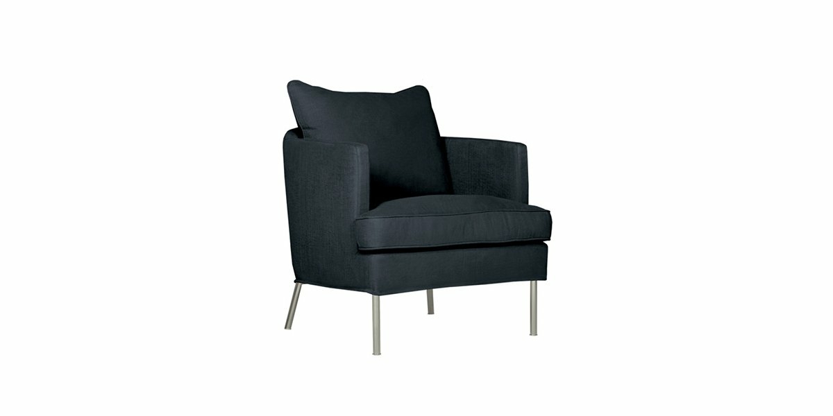 Fauteuil noir élégant avec pieds en métal et assise et dossier rembourrés, présenté comme dans un showroom parisien sur un fond blanc immaculé. Canape Paris by Atelier Bis