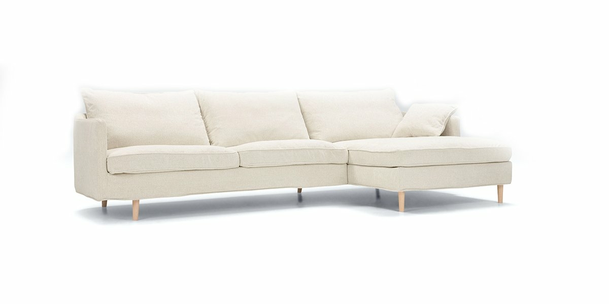 Canapé sectionnel beige avec trois coussins et une chaise longue sur le côté droit, mettant en valeur l'élégance de qualité showroom. Canape Paris by Atelier Bis