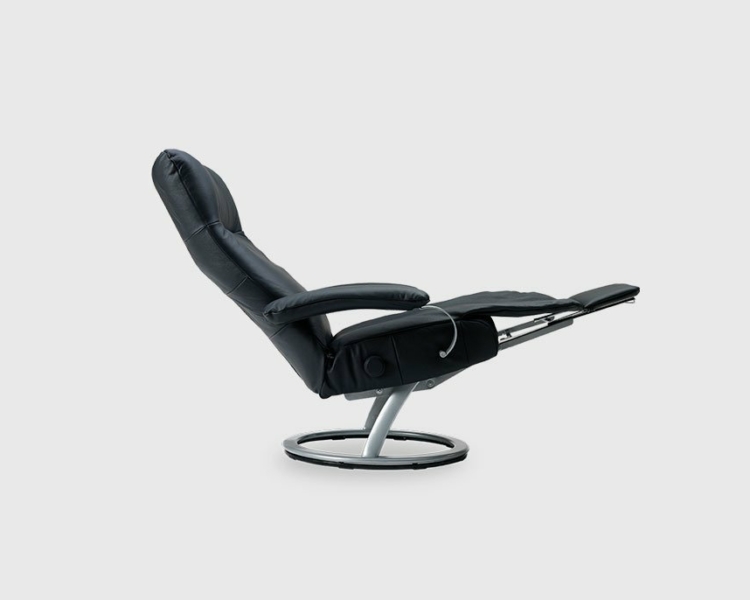 Ce fauteuil inclinable noir avec une base circulaire argentée de qualité ressemble à la sophistication d'un canapé parisien, magnifiquement présenté sur un fond gris, montré de côté. Canape Paris by Atelier Bis