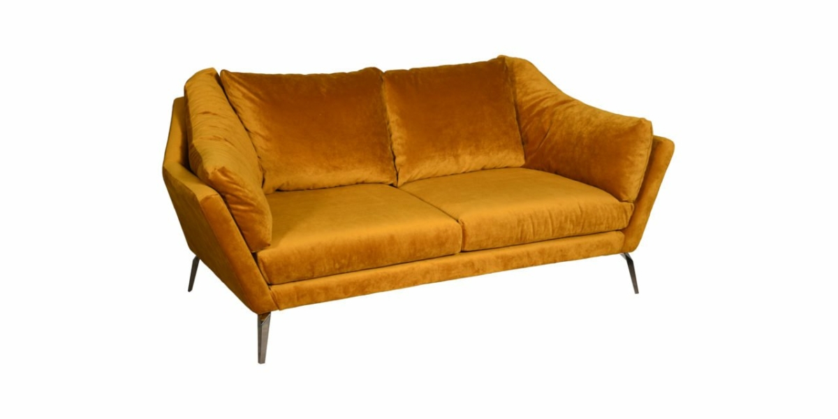 Un canapé en velours jaune moutarde, rappelant l'élégance parisienne, dispose de deux coussins et d'accoudoirs inclinés sur des pieds métalliques élancés - une véritable pièce de qualité pour tout showroom. Canape Paris by Atelier Bis