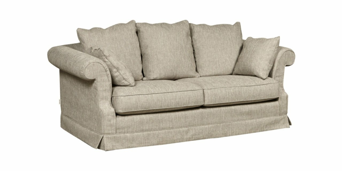 Découvrez notre élégant canapé en tissu gris clair avec accoudoirs roulés et cinq coussins de dossier moelleux, présenté dans notre showroom parisien. Parfait pour ajouter une touche de sophistication à n'importe quel espace de vie. Canape Paris by Atelier Bis