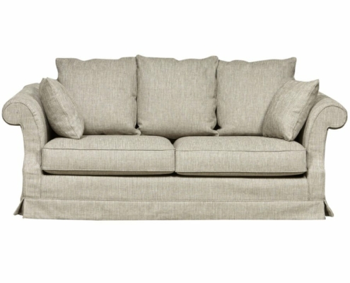 Un canapé gris clair avec trois coussins et accoudoirs roulés, présenté avec élégance sur un fond blanc, rappelant le charme d'un showroom parisien. Canape Paris by Atelier Bis