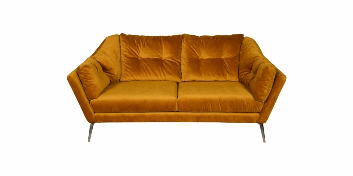 Un canapé en velours touffeté jaune moutarde avec des accoudoirs inclinés sur des pieds en métal élégants, présentant une qualité digne d'une salle d'exposition sur un fond blanc immaculé. Canape Paris by Atelier Bis