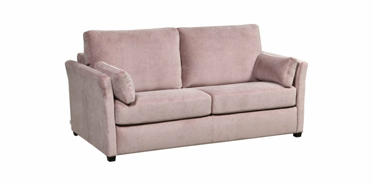 Canapé en peluche rose clair avec deux coussins d'assise et deux grands coussins de dossier, doté d'accoudoirs élégants et inclinés. Idéal pour tout showroom élégant. Canape Paris by Atelier Bis