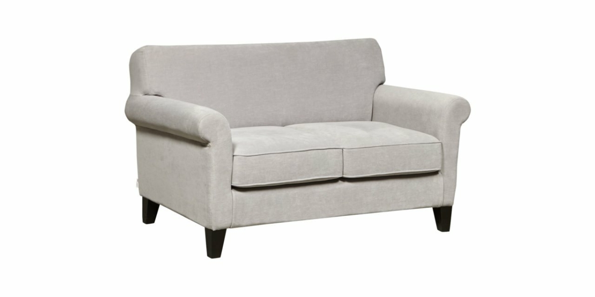 Canapé 2 places gris clair, rappelant un showroom parisien chic, avec accoudoirs arrondis et pieds en bois foncé, vu de face sur fond blanc. Canape Paris by Atelier Bis