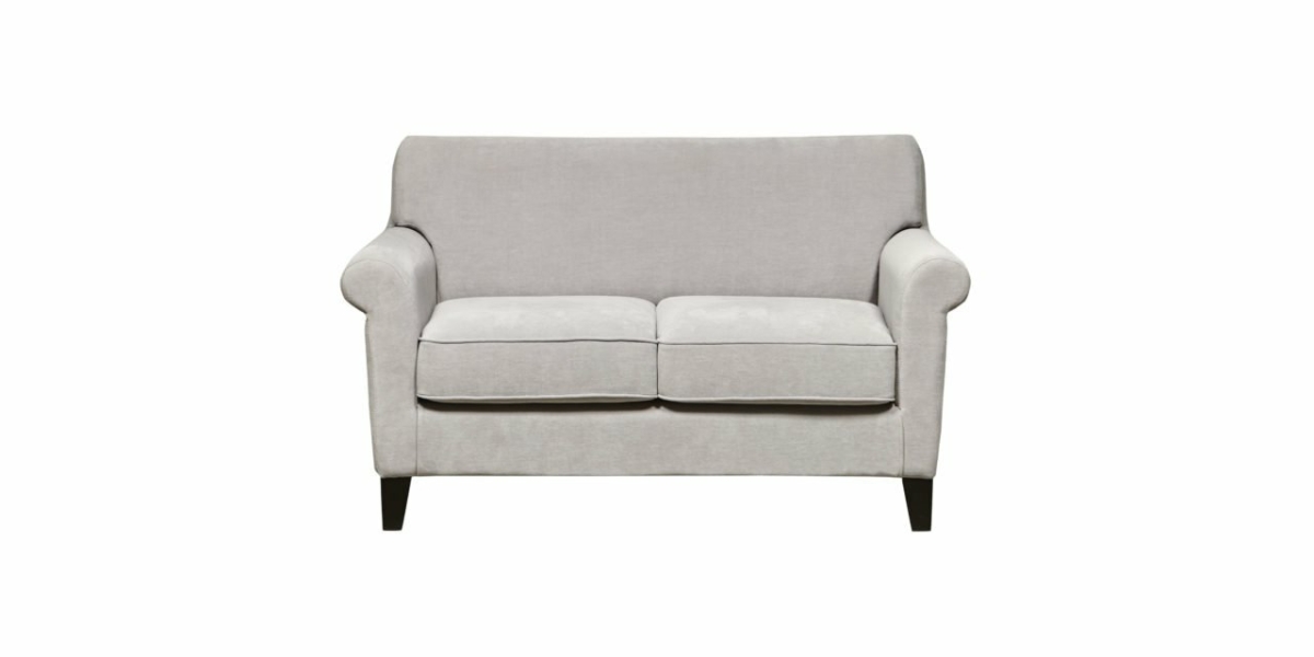 Canapé deux places gris avec accoudoirs roulés et pieds en bois foncé, vu de face sur fond blanc, parfait pour tout showroom parisien. Canape Paris by Atelier Bis