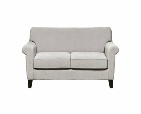 Canapé deux places gris avec accoudoirs roulés et pieds en bois foncé, vu de face sur fond blanc, parfait pour tout showroom parisien. Canape Paris by Atelier Bis