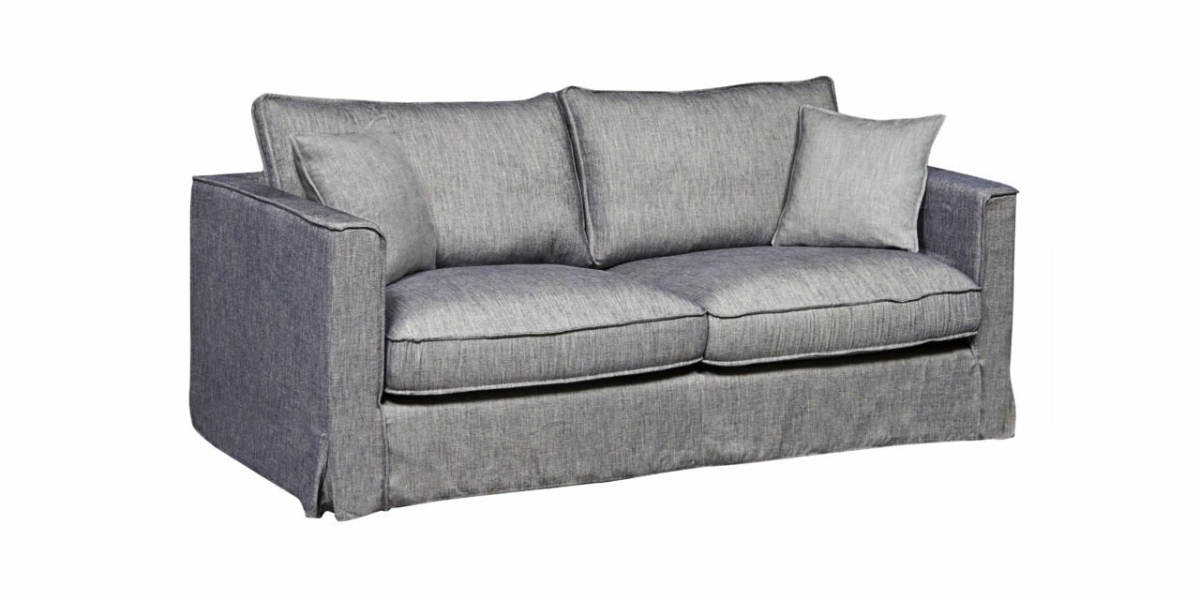 Canapé gris rembourré avec deux coussins d'assise et deux coussins de dossier sur fond blanc, parfait pour ajouter une touche d'élégance parisienne à n'importe quel espace de vie. Adoptez le mélange de qualité et de style qu'offre cette pièce, apportant un charme intemporel à votre maison. Canape Paris by Atelier Bis