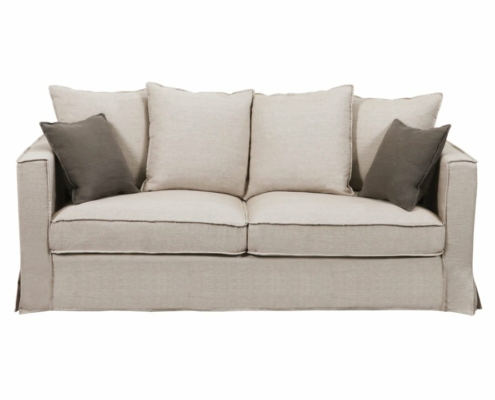 Canapé trois places beige avec deux coussins gris présenté dans notre salle d'exposition sur un fond blanc immaculé, illustrant une qualité exceptionnelle. Canape Paris by Atelier Bis