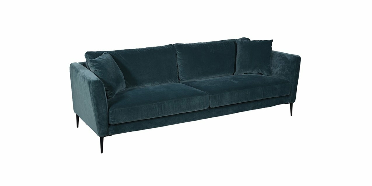 Un canapé en velours vert foncé avec trois coussins d'assise et quatre pieds noirs élégants se détache sur un fond blanc, une pièce élégante digne de tout showroom. Canape Paris by Atelier Bis