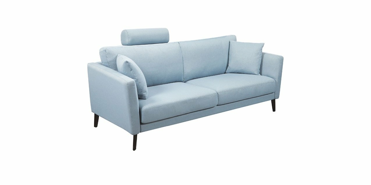 Canapé moderne bleu clair aux pieds noirs, doté d'un appui-tête cylindrique et d'un coussin assorti à droite, rappelant l'élégance parisienne. Canape Paris by Atelier Bis