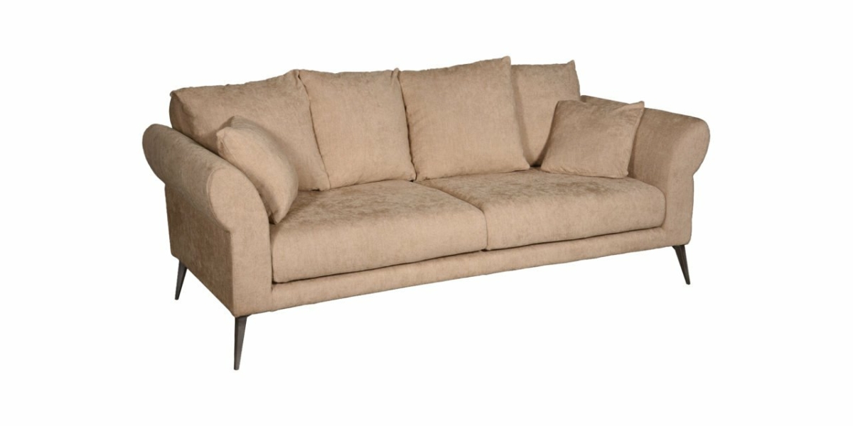 Canapé en tissu beige avec trois coussins et pieds en métal inclinés, offrant une élégance de qualité showroom rappelant le charme parisien, isolé sur fond blanc. Canape Paris by Atelier Bis