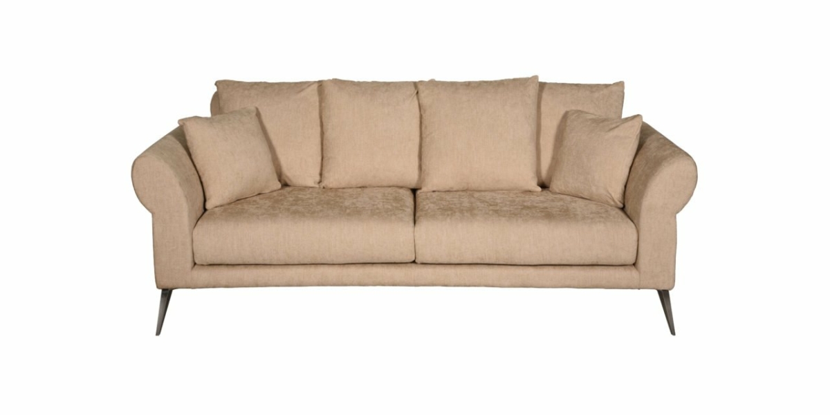 Un canapé beige avec des accoudoirs roulés, deux coussins d'assise et deux coussins décoratifs est élégamment présenté sur un fond blanc, rappelant une salle d'exposition sophistiquée. Canape Paris by Atelier Bis