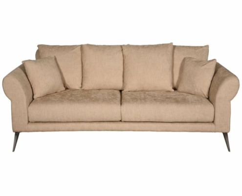 Un canapé beige avec des accoudoirs roulés, deux coussins d'assise et deux coussins décoratifs est élégamment présenté sur un fond blanc, rappelant une salle d'exposition sophistiquée. Canape Paris by Atelier Bis