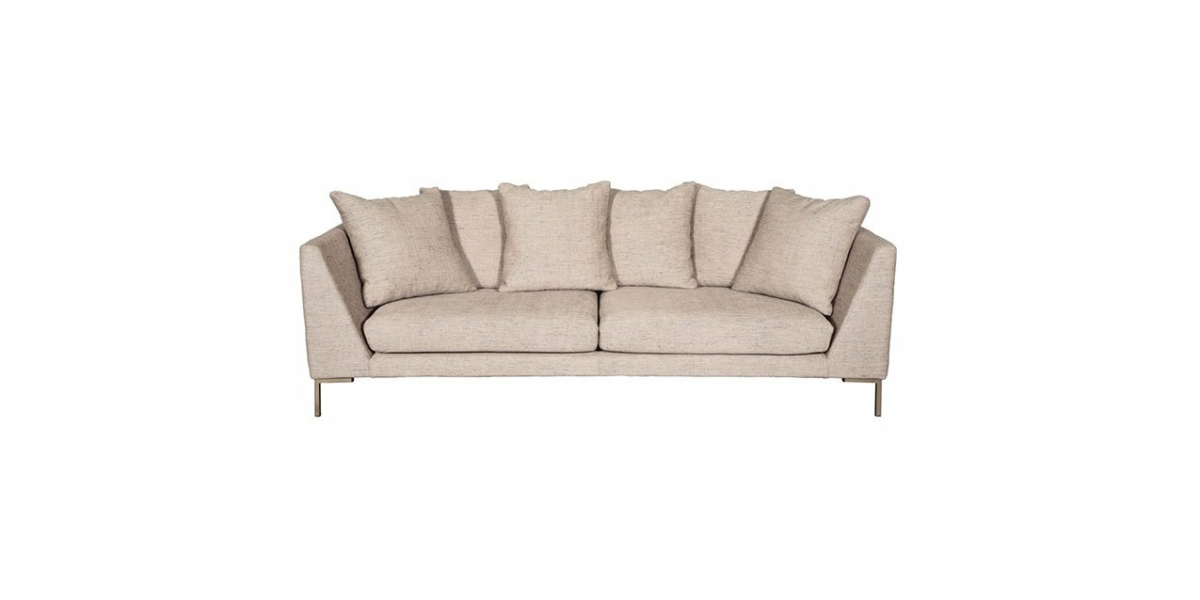 Canapé moderne beige avec cinq coussins et pieds fins en métal, vu de face, offrant une qualité exceptionnelle pour tout appartement parisien. Canape Paris by Atelier Bis