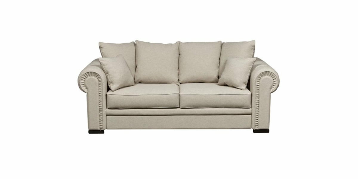 Canapé beige avec accoudoirs roulés et coussins multiples, mettant en valeur la qualité du design, isolé sur fond blanc. Canape Paris by Atelier Bis