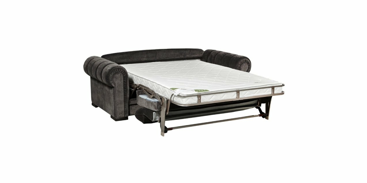 Canapé-lit en tissu gris avec matelas mi-long, mettant en valeur une structure en métal robuste, parfait pour un showroom parisien. Canape Paris by Atelier Bis