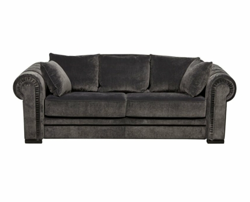 Ce canapé trois places gris foncé moelleux avec accoudoirs roulés et deux coussins assortis illustre l'essence de l'élégance parisienne. Avec son savoir-faire et son style exquis, il offre une qualité inégalée pour ceux qui apprécient la belle vie sur fond blanc. Canape Paris by Atelier Bis