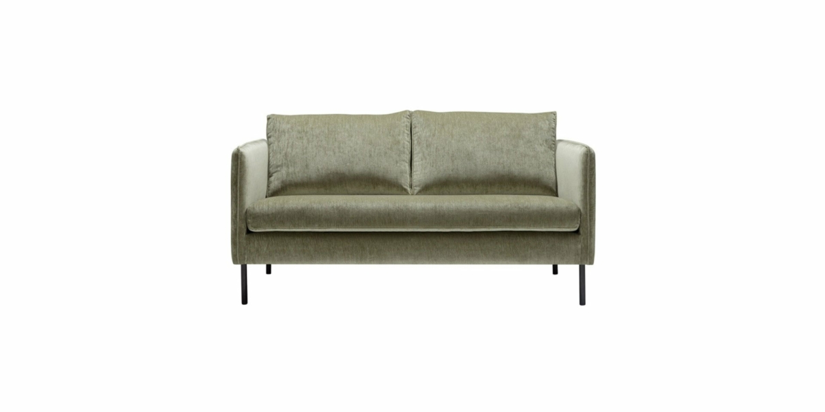 Un canapé deux places vert avec des coussins carrés et des pieds noirs, vu de face, respire l'élégance parisienne. Parfaitement adapté à tout showroom cherchant à mettre en valeur une qualité intemporelle. Canape Paris by Atelier Bis