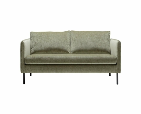 Découvrez l'élégance d'un canapé en velours vert, rappelant un showroom parisien, agrémenté de deux coussins et de pieds noirs épurés. Canape Paris by Atelier Bis