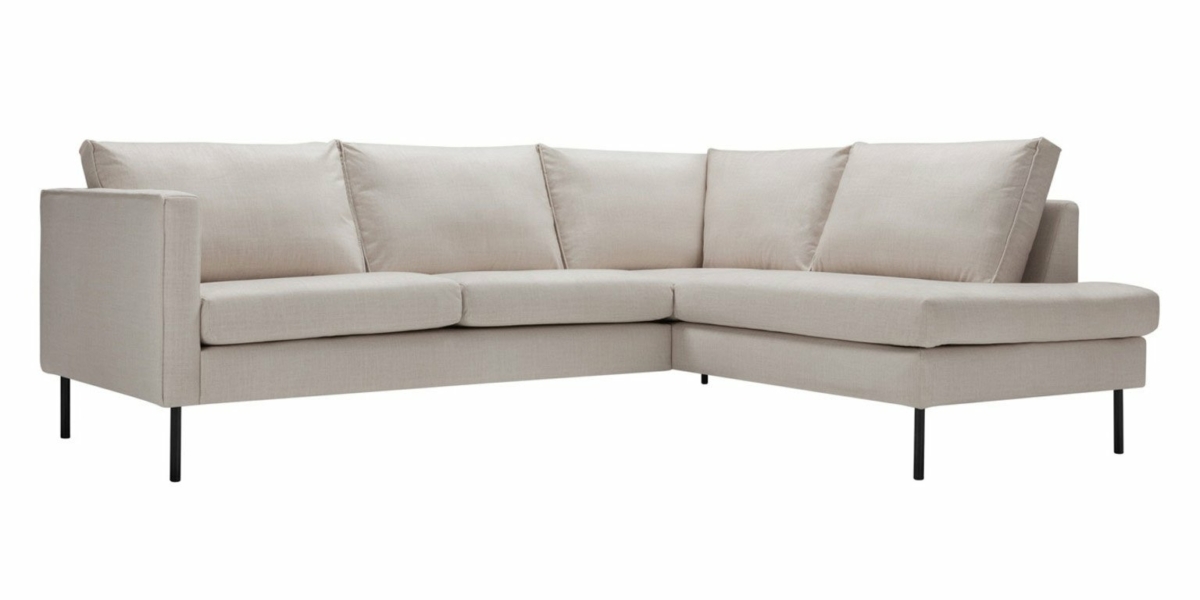 Un canapé en L beige clair avec des pieds en métal et des coussins de dossier moelleux, reflétant l'élégance parisienne et une qualité inégalée. Canape Paris by Atelier Bis