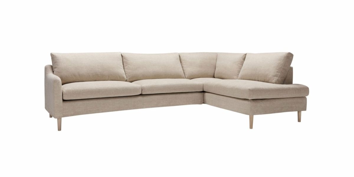 Canapé élégant en forme de L beige clair avec coussins moelleux et pieds en bois élégants. Ce design moderne respire le chic parisien sur un fond blanc impeccable, offrant une qualité et un style inégalés pour tout espace de vie contemporain. Canape Paris by Atelier Bis