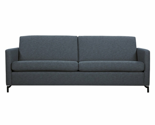 Un canapé gris moderne au design minimaliste et aux pieds noirs, reflétant l'élégance parisienne, vu de face sur un fond blanc immaculé. Canape Paris by Atelier Bis