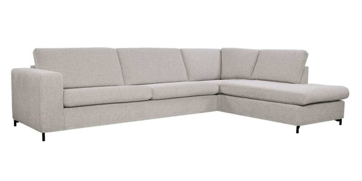 Découvrez l'élégance parisienne avec ce canapé gris clair en forme de L, doté de pieds noirs élégants sur un fond blanc immaculé. Canape Paris by Atelier Bis