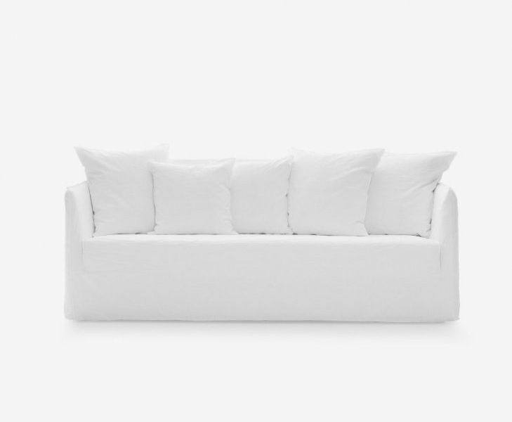 Un canapé blanc minimaliste avec cinq coussins assortis respire la qualité sur un fond uni. Canape Paris by Atelier Bis