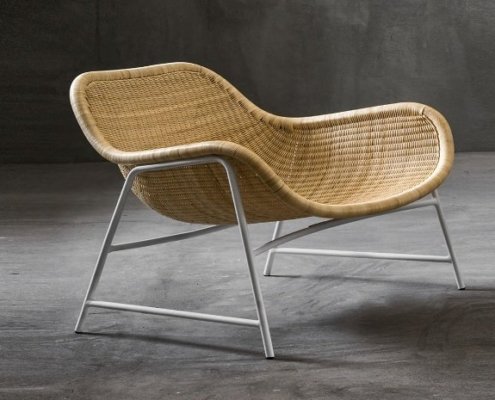 Cette chaise en osier arbore un design incurvé avec des pieds en métal, alliant harmonieusement élégance et durabilité sur un fond de sol gris. Sa qualité exquise rivalise avec celle de n'importe quel canapé haut de gamme, assurant à la fois confort et style dans votre espace. Canape Paris by Atelier Bis